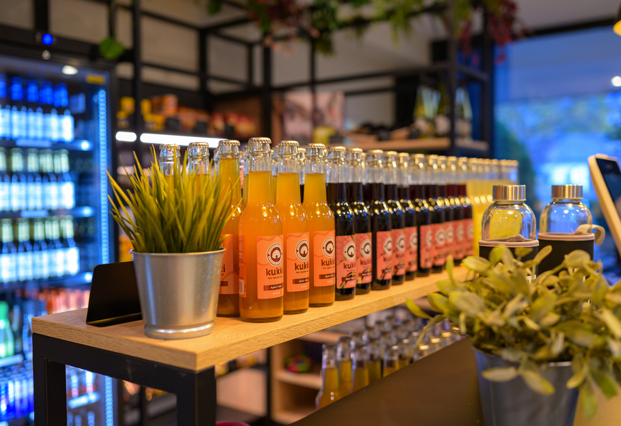 Der Marketplace in der Lobby hält eine Auswahl an Getränken und Snacks für Sie bereit.