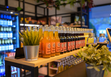 Der Marketplace in der Lobby hält eine Auswahl an Getränken und Snacks für Sie bereit.