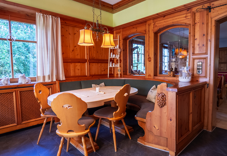 In urigem Ambiente genießen Sie Schwarzwälder Spezialitäten in der Gaststätte.