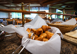 ... mit frischen Croissants, Brötchen und, herzhaften Spezialitäten und vielen weiteren Leckereien.