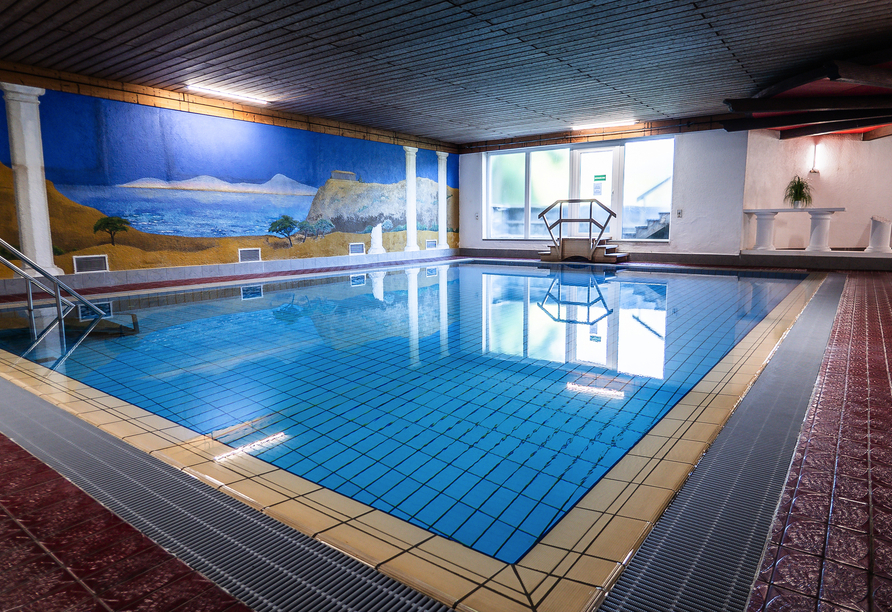Im Hallenbad können Sie wunderbar entspannen.