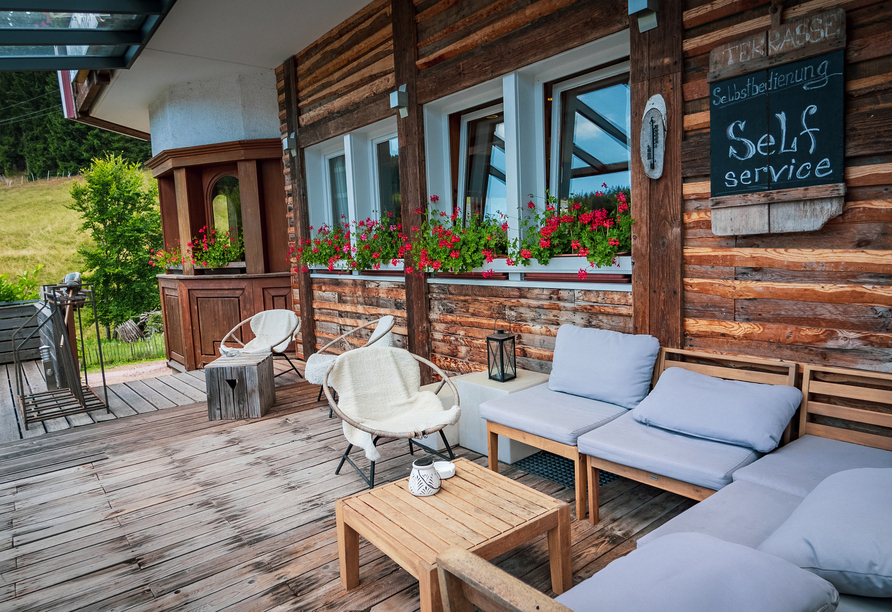 Auf der Terrasse können Sie die Sonne genießen.