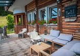 Auf der Terrasse können Sie die Sonne genießen.