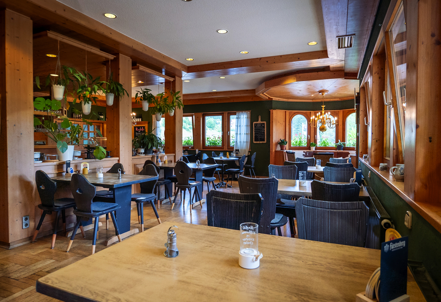 Lassen Sie sich im Restaurant mit heimischen Spezialitäten verwöhnen.
