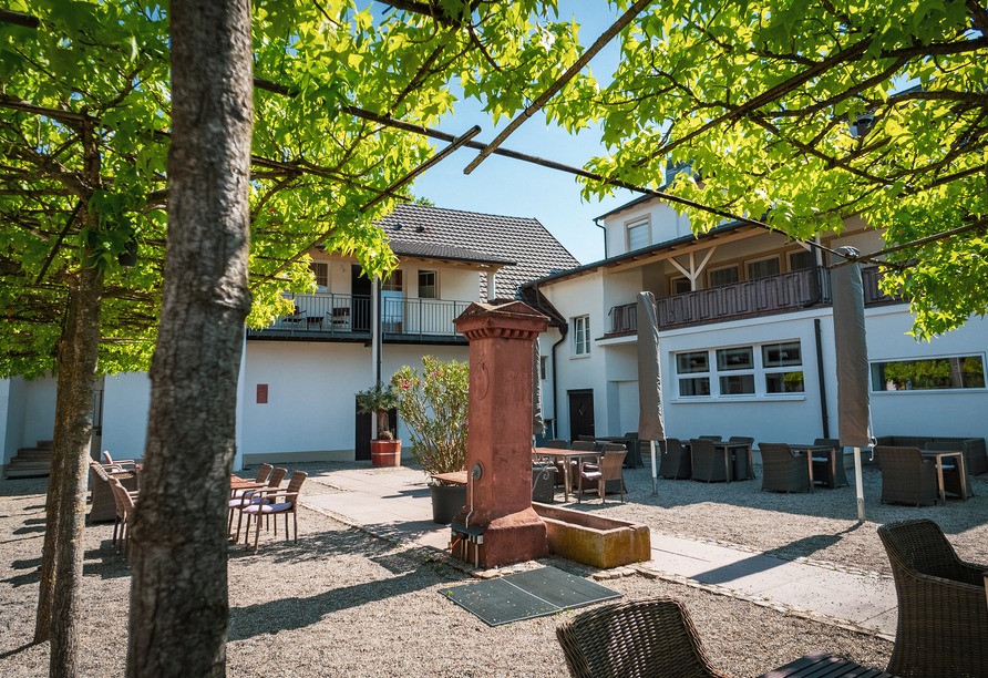 Genießen Sie wohltuende Sonnenstrahlen auf der Terrasse im Innenhof.