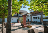 Genießen Sie wohltuende Sonnenstrahlen auf der Terrasse im Innenhof.