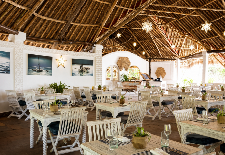 Das Restaurant im Chale Island Resort begeistert mit offenem Design und tropischem Inselambiente.