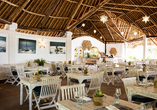 Das Restaurant im Chale Island Resort begeistert mit offenem Design und tropischem Inselambiente.