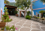 Die liebevoll gestaltete Hotelanlage versprüht mediterranen Charme.