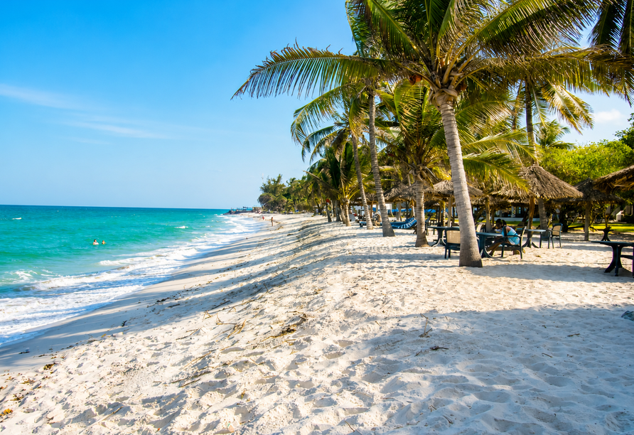 Der traumhafte Strand des Jacaranda Beach Resort verspricht Erholung pur.