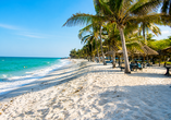 Der traumhafte Strand des Jacaranda Beach Resort verspricht Erholung pur.