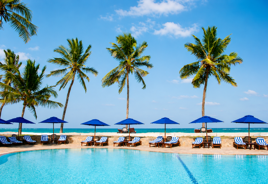 Genießen Sie die Sonne am Strand des Jacaranda Beach Resorts.
