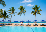 Genießen Sie die Sonne am Strand des Jacaranda Beach Resorts.