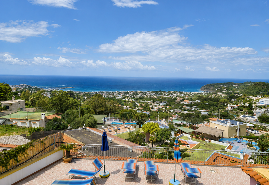 Die erhöhte Lage eröffnet einen traumhaften Blick auf Küste und Meer.