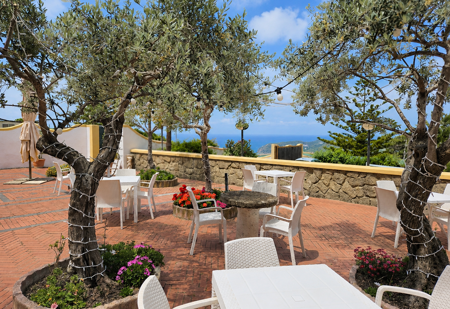 Gemütliche Sitzplätze im Hotel La Beccaccia laden mit Blick auf das Meer zum Verweilen ein.