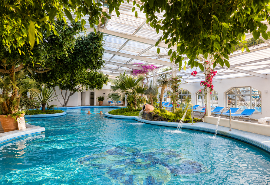 Das Thermalhallenbad verbindet entspannte Wohlfühlmomente mit mediterranem Ambiente.