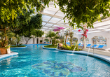 Das Thermalhallenbad verbindet entspannte Wohlfühlmomente mit mediterranem Ambiente.