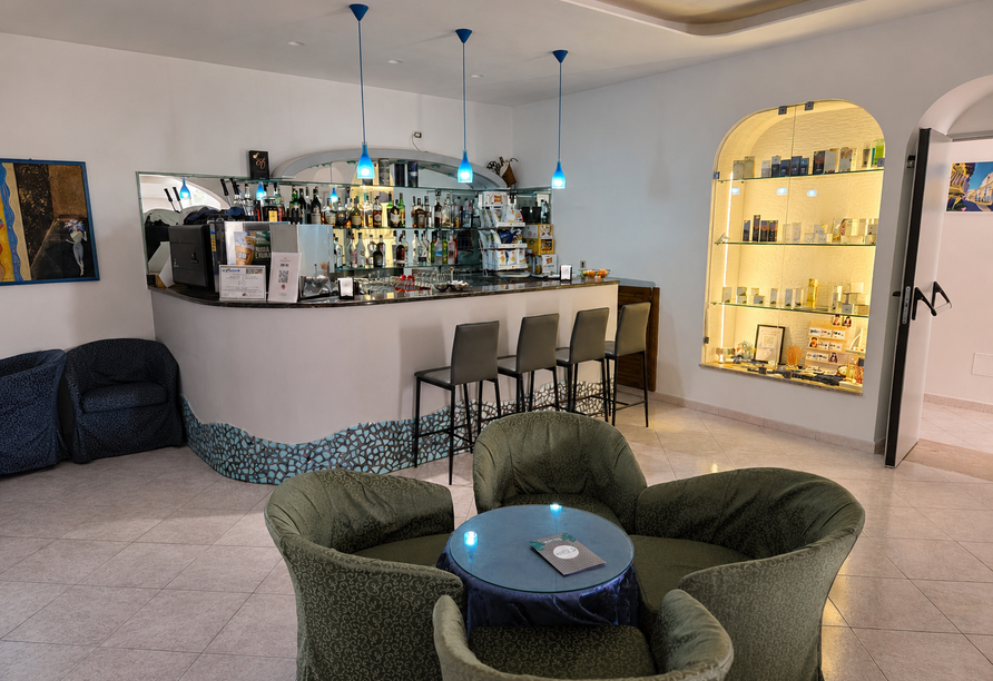 Lassen Sie sich köstliche Cocktails und andere erfrischende Getränke an der Bar schmecken.
