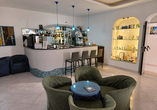 Lassen Sie sich köstliche Cocktails und andere erfrischende Getränke an der Bar schmecken.