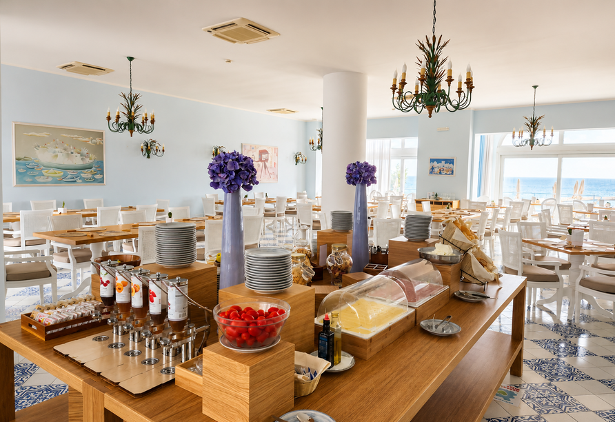 Das Frühstücksbuffet sorgt für einen genussvollen Start in den Tag.