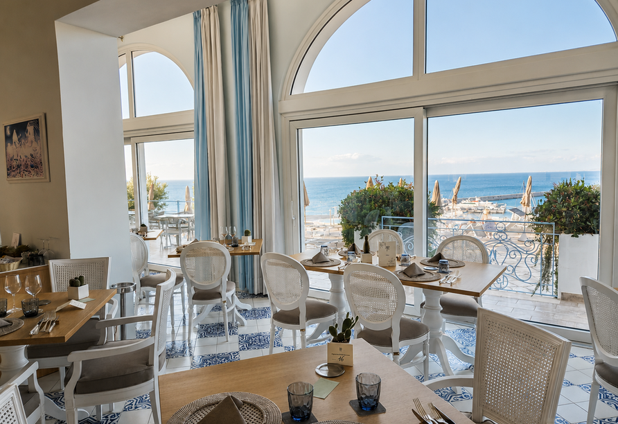 Genießen Sie kulinarische Momente im Restaurant mit einzigartiger Aussicht.