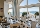 Genießen Sie kulinarische Momente im Restaurant mit einzigartiger Aussicht.