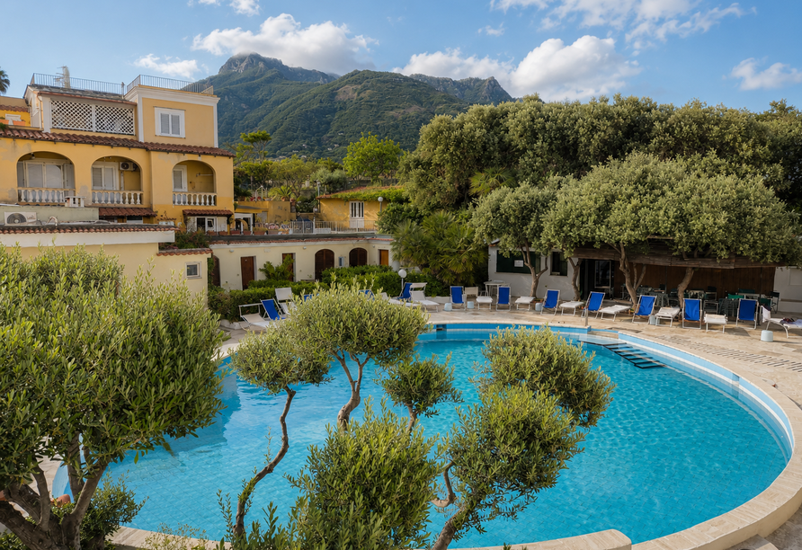 Entspannen Sie am wunderschönen Außenpool Ihres Urlaubshotels.