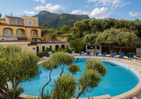 Entspannen Sie am wunderschönen Außenpool Ihres Urlaubshotels.