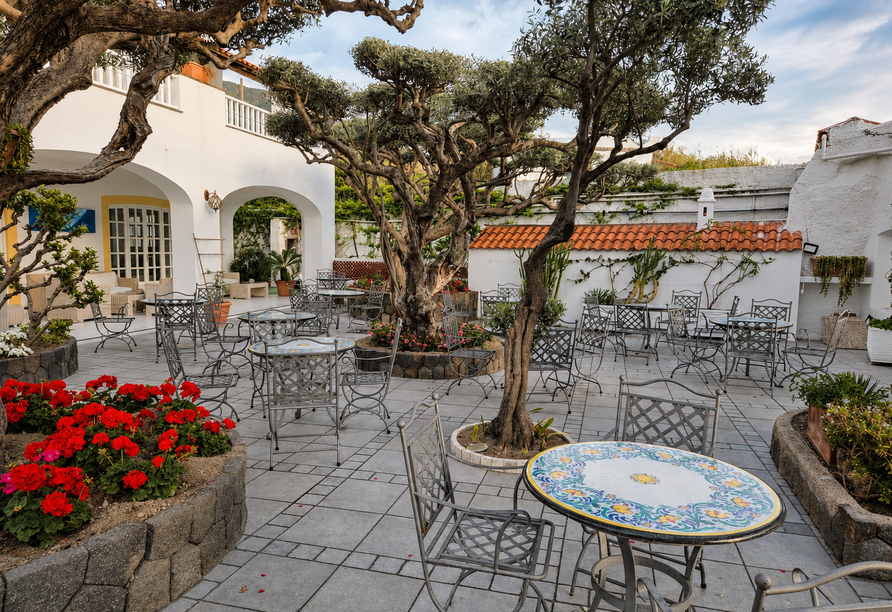 Der mediterrane Innenhof lädt zum Verweilen in entspannter Atmosphäre ein.