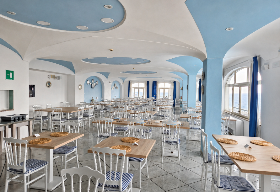Das stilvolle Restaurant verbindet modernes Ambiente mit herrlicher Aussicht.