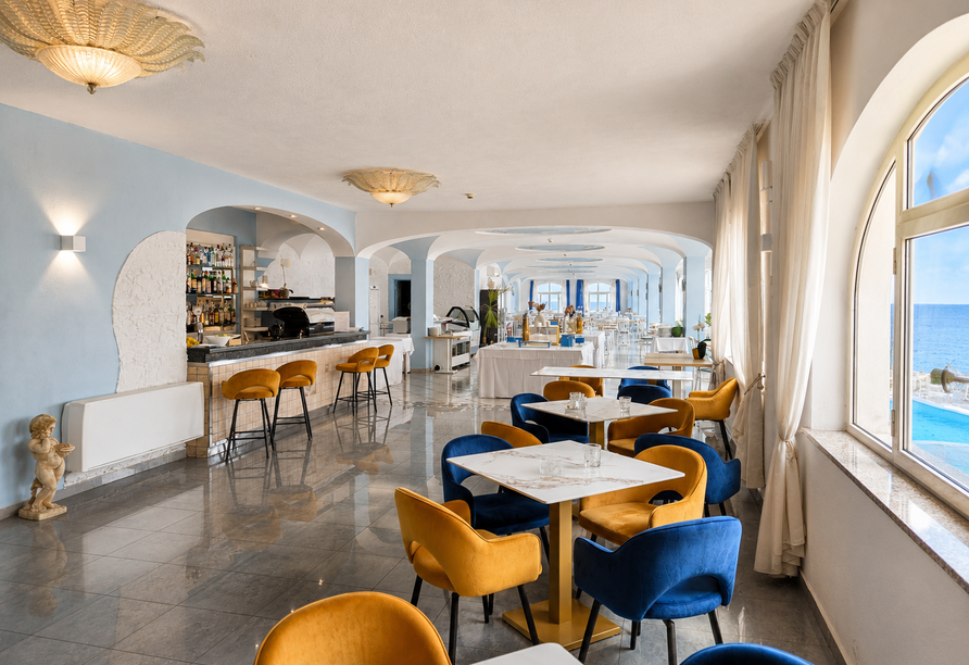 Stoßen Sie an der Bar auf Ihren Urlaub an.