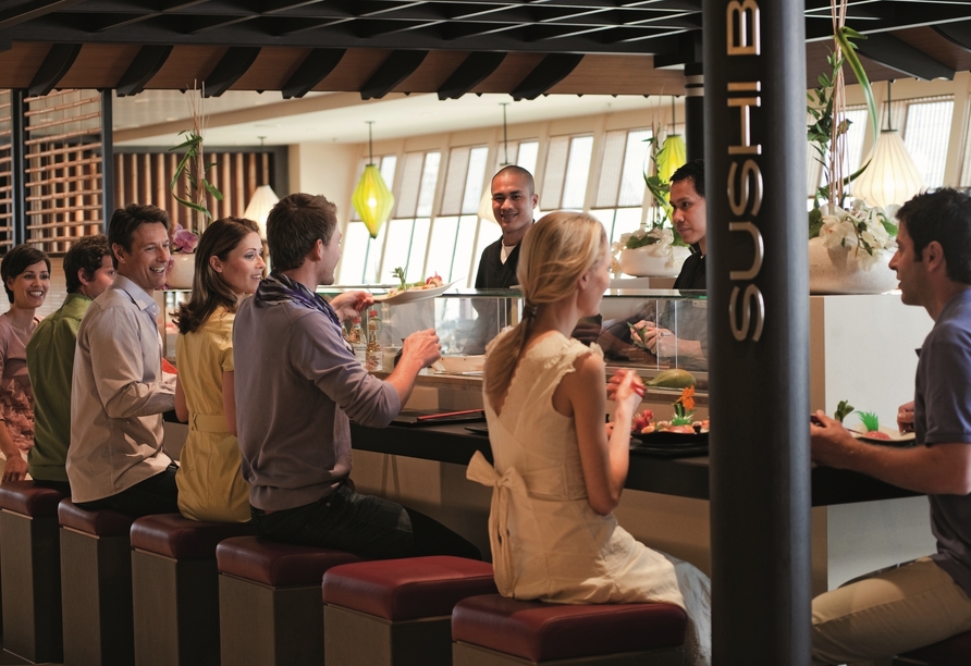 Verschiedene Restaurants an Bord laden zu kulinarischen Abenden ein, wie hier die Sushi Bar.