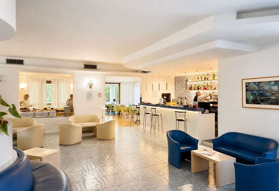 Die moderne Hotelbar lädt mit bequemen Sitzgelegenheiten zum Verweilen ein.