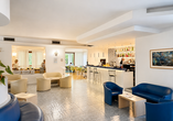Die moderne Hotelbar lädt mit bequemen Sitzgelegenheiten zum Verweilen ein.