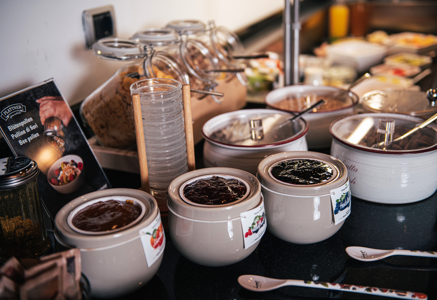 Freuen Sie sich auf einen genussvollen Start in den Tag am abwechslungsreichen Frühstücksbuffet.