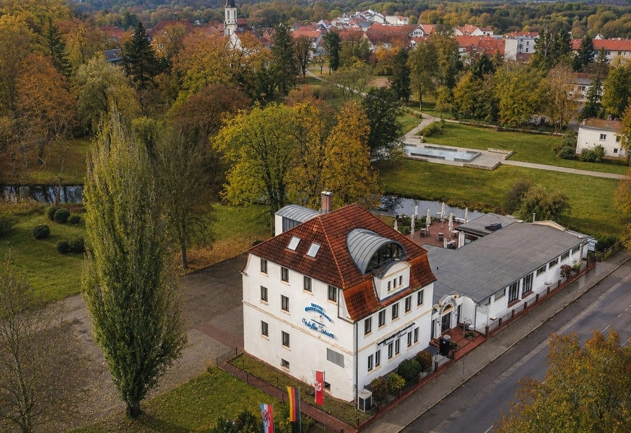 Das Hotel ist direkt am Park von Zossen gelegen.