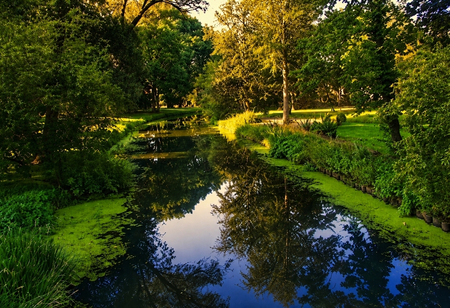 Idyllisch fließt der kleine Kanal hinter Ihrem Hotel vorbei.