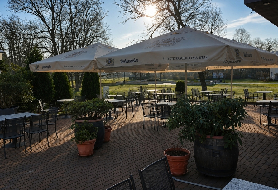 Verbringen Sie sonnige Stunden auf der Terrasse.