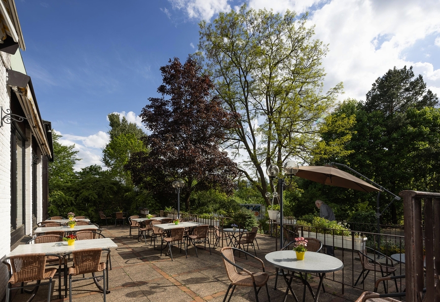 Auf der Terrasse können Sie die frische Luft genießen.