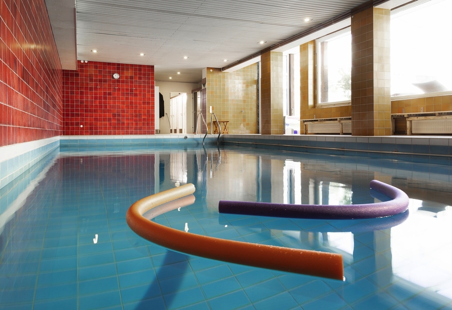 Schwimmen Sie im Hallenbad des Hotels ein paar Bahnen.