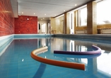 Schwimmen Sie im Hallenbad des Hotels ein paar Bahnen.