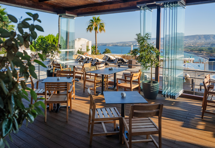 Die Terrasse verbindet kulinarischen Genuss mit mediterranem Panorama.