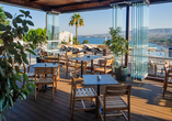 Die Terrasse verbindet kulinarischen Genuss mit mediterranem Panorama.