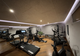 Powern Sie sich im Fitnessraum aus.