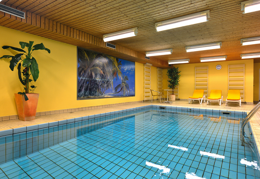 Das Hallenbad lädt zu erholsamen Stunden und wohltuenden Momenten ein.