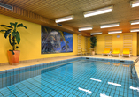 Das Hallenbad lädt zu erholsamen Stunden und wohltuenden Momenten ein.