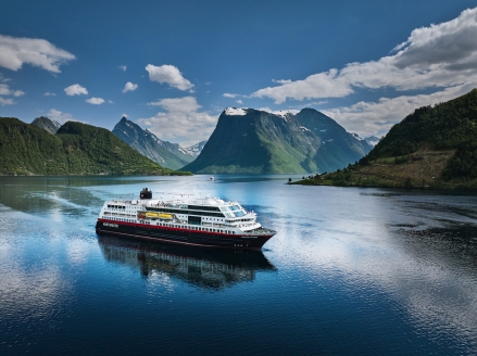 Ihr Hurtigruten-Schiff Trollfjord reist mit Ihnen durch die beeindruckenden Fjorde.