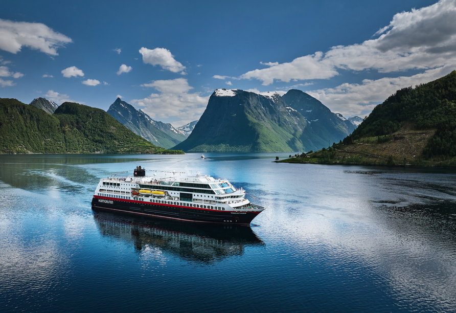 Ihr Hurtigruten-Schiff Trollfjord reist mit Ihnen durch die beeindruckenden Fjorde.