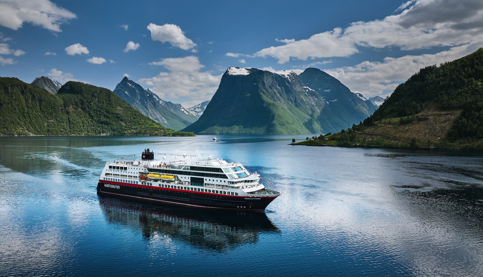 Ihr Hurtigruten-Schiff Trollfjord reist mit Ihnen durch die beeindruckenden Fjorde.