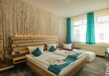 Beispielbild eines Doppelzimmers mit Zustellbett